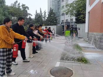 图片包含 户外, 建筑, 人, 男人 AI 生成的内容可能不正确。