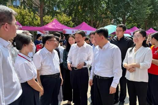 一群人站在一起 AI 生成的内容可能不正确。