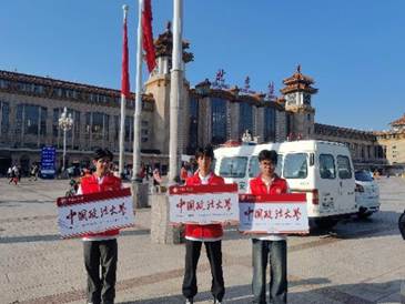 一群人站在建筑前的广场上 AI 生成的内容可能不正确。